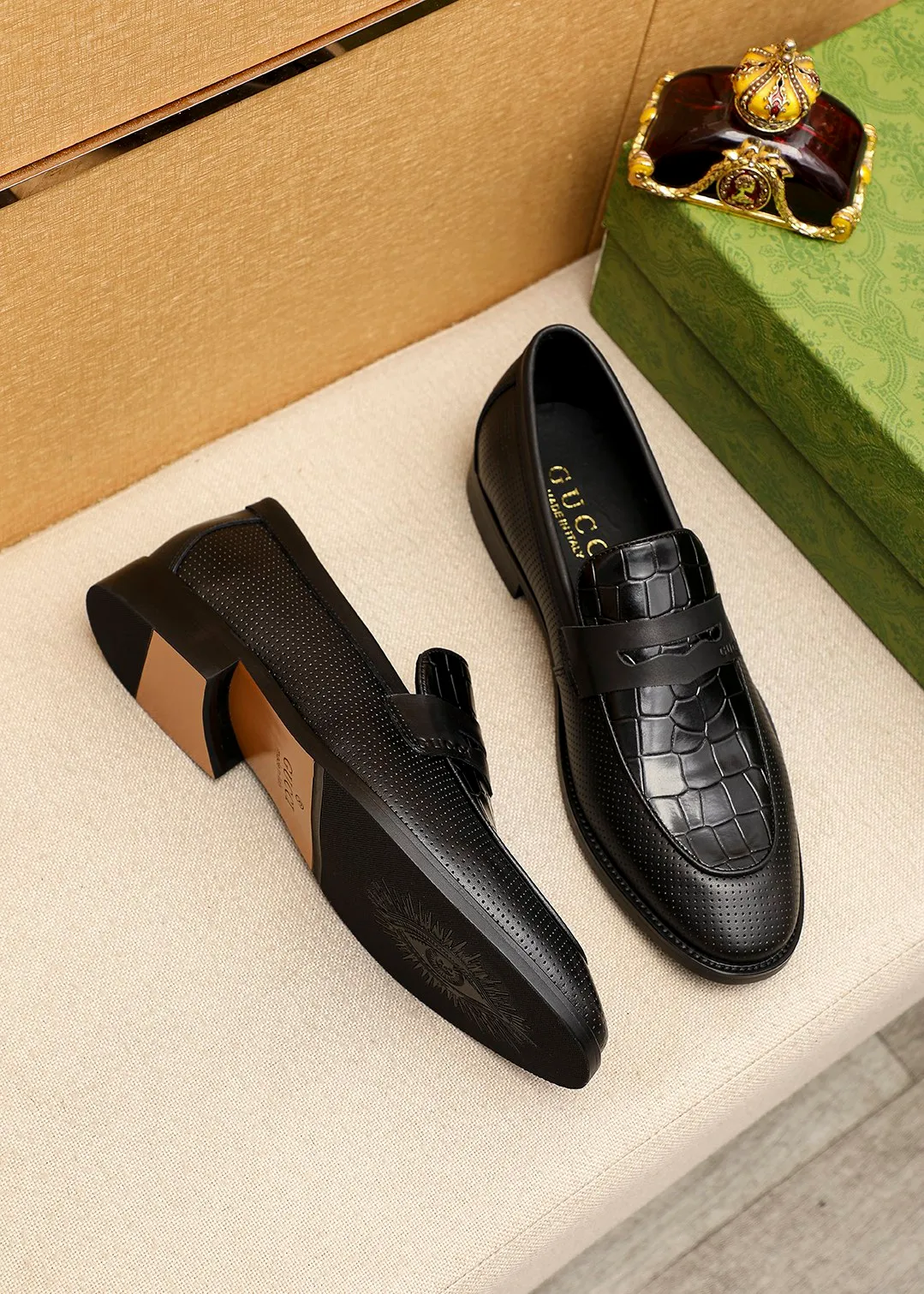 Men's shoes 💰442 💐 Product trademark: GUCCI "Gucci" casual leather shoes Regular size: 38-44 (45.46🉑️customized) Product materials: Selected imported first-layer calfskin embossed upper, imported small dyed cowhide leather lining. Strong three-dimensional visual effect, combined outsole Color: 1⃣️color optional